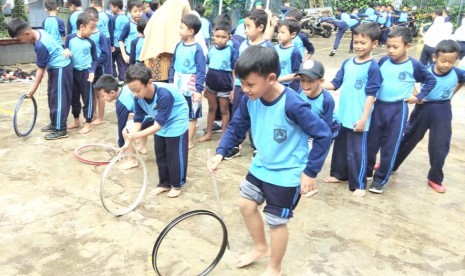 Berbagai permainan tradisional.