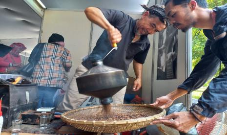 Berbagai produk UMKM asal Kabupaten Garut ditampilkan dalam kegiatan Garut Festival atau G Fest di area Alun-Alun dan Pendopo Kabupaten Garut, Kamis (8/12/2022). Kegiatan yang menampilkan ratusan pelaku UMKM itu akan digelar hingga Sabtu (10/12/2022).