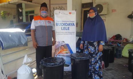 Berbagai upaya terus dilakukan Rumah Zakat untuk mengatasi terjadinya krisis pangan, salah satunya mengajak warga untuk membudidayakan ikan lele di dalam ember (Budidamber). Hal ini dilakukan sebagai bentuk kepedulian Rumah Zakat kepada warga yang terdampak secara langsung oleh pandemi Covid-19.