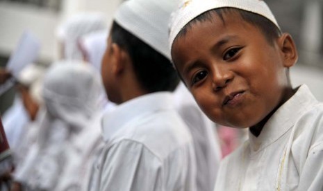 Berbagi dengan anak yatim (ilustrasi). Anak yatim bisa masuk kategori penerima zakat selama kriterianya terpenuhi 