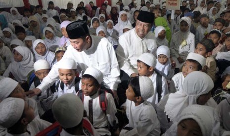 Berbagi dengan anak yatim (ilustrasi).