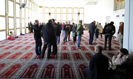 Berbeda dengan kebanyakan bangunan masjid di negara-negara lain yang mengadopsi gaya tradisional, bangunan Masjid Cologne justru menerobos pakem-pakem yang selama ini banyak digunakan dalam arsitektur bangunan tempat ibadah umat Islam. 