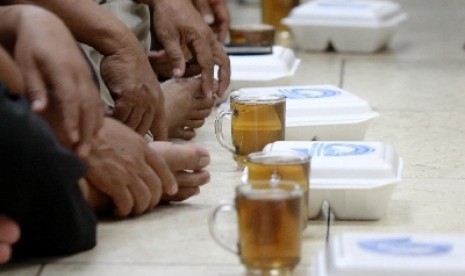 Berbuka puasa bersama di salah satu masjid di Jakarta.