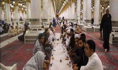 Berbuka puasa di Masjid Nabawi, Madinah. 