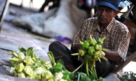 Berburu Ketupat Pedagang menggelar ketupat di Pasar Kanoman, Cirebon, Ahad (27/7).