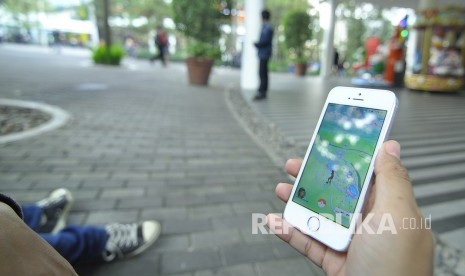 Berburu Pokemon di Bandung. (Mahmud Muhyidin)