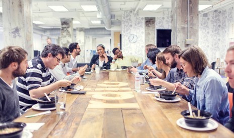 Berdasarkan studi, pekerja yang makan bersama-sama tercatat mengasilkan nilai kinerja yang lebih tinggi.