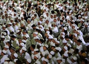 Berdoa bersama dalam zikir nasional di Masjid At-Tin Jakarta