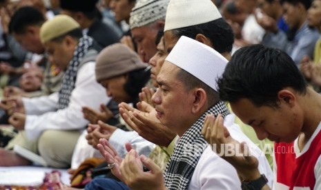 Amal saleh dan makanan halal memiliki hubungan kuat dengan terkabulnya doa. ilustrasi berdoa