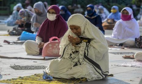 Berdoa dijauhkan dari keinginan duniawi yang tamak. Ilustrasi. Keinginan duniawi yang rakus telah memenjarakan manusia laksana budak 