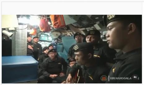 Beredar video kru KRI Nanggala-402 bernyanyi yang diduga di dalam kabin kapal.