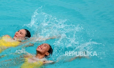 Berenang di kolam renang umum.