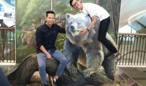 Berfoto dengan mural karakter The Jungle Book