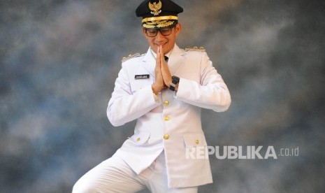 Berfoto. Wakil Gubernur Terpilih Sandiaga Uno melakukan gaya unik kepada wartawan usai sesi foto pakaian dinas di Kebayoran Baru, Jakarta Selatan, Kamis (12/10) Gubernur dan Wakil Gubernur Terpilih Anies Baswedan - Sandiaga Uno melakukan fitting baju pakaian dinas Gubernur-Wakil Gubernur DKI Jakrta menjelang pelantikan yang akan di laksanakan Senin (16/10) mendatang.