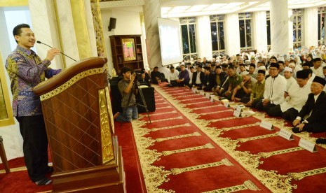 Beri Ceramah : Imam Masjid New York Muhammad Shamsi Ali berkesempatan memberikan ceramah pada penghargaan kepada dirinya dan pengusaha muslim sukses Chairul Tandjung pada acara Silaturahim dan penganugerahan 