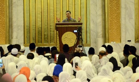 Beri Ceramah : Imam Masjid New York Muhammad Shamsi Ali berkesempatan memberikan ceramah pada penghargaan kepada dirinya dan pengusaha muslim sukses Chairul Tandjung pada acara Silaturahim dan penganugerahan 