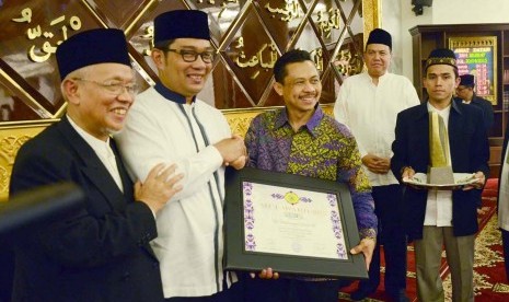 Beri Penghargaan: Ketua MUI Kota Bandung, Miftah Faridl (kiri) di dampingi Wali Kota Bandung, Ridwan Kamil (kedua kiri) memberikan penghargaan kepada Imam Besar Masjid New York USA, Muhammad Shamsi Ali pada acara Silaturahim dan penganugerahan 