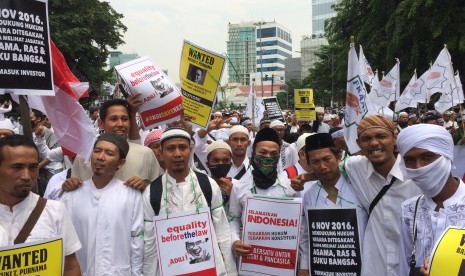 Massa Aksi Bela Islam II membawa poster berisikan tuntutan penuntasan proses hukum dugaan penodaan agama oleh Basuki Tjahaja Purnama (Ahok).  