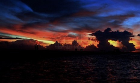 Berjalan kaki di atas jembatan sambil menikmati suasana senja di Pulau Tidung.     (foto: Wisnu Aji)