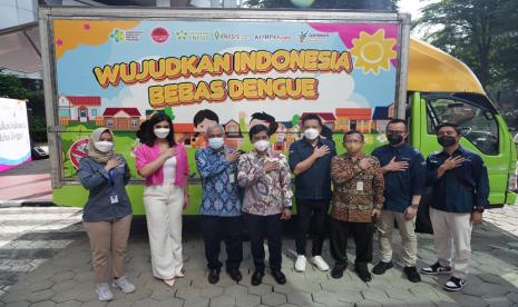 Berkaca pada tingginya kasus DBD di Indonesia, Wakil Menteri Kesehatan Dante Saksono Harbuwono menuturkan, pemerintah bekerja sama dengan fast moving consumer goods (FMCG), yakni Enesis Group untuk menghadirkan mobil edukasi keliling yang menyasar berbagai wilayah di Indonesia. Hal ini bertujuan untuk mengedukasi dan memberikan informasi kepada masyarakat terkait bahaya DBD.