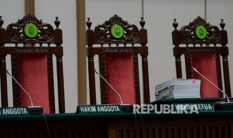 Berkas persidangan dugaan kasus penistaan agama dengan terdakwa Gubernur DKI Jakarta nonaktif Basuki Tjahaja Purnama atau Ahok disiapkan di meja hakim oleh PN Jakarta Utara di Auditorium Kementan, Ragunan, Jakarta Selatan, Selasa (4/4).