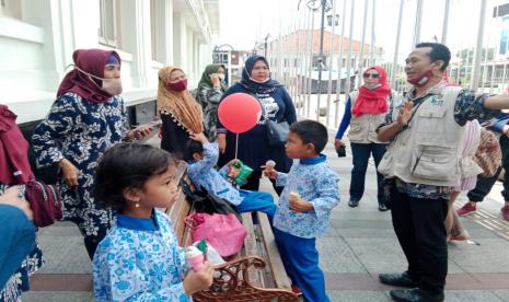 Berkeliling Kota Bandung dengan naik bus klasik Bandros, para Kader JKN menyapa dan mengedukasi setiap masyarakat yang mereka temui di beberapa titik ramai seperti di Taman Lansia, Gedung Sate, Asia-Afrika, hingga ke Universitas Pendidikan Indonesia (UPI).