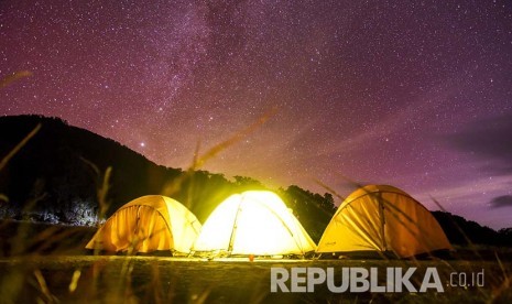 Berkemah di Gunung Semeru dengan latar Gugus Bintang