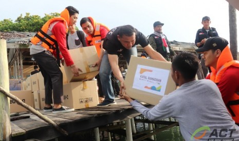 Berkolaborasi bersama CIMB Niaga dan CIMB Niaga Syariah, ACT melayarkan Kapal Ramadhan di pulau Seraya.