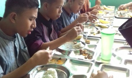 Berkolaborasi dengan tim ahli gizi dari Institut Pertanian Bogor (IPB), PT Ajinomoto Indonesia menyelenggarakan School Lunch Project (SLP).