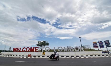 Berkunjung ke Lombok Nusa Tenggara Barat (NTB) rasanya kurang jika tak mencoba panganan bernama pepes nyale. Para pembalap dari berbagai negara yang kembali menjajal Sirkut Mandalika Lombok pada Maret 2022 mendatang akan bisa mencicipi pepes nyale.