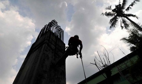 Berlatih Panjat di Tiang Monorail. Dua mahasiswa Poltekes Jakarta 2 berlatih panjat di tiang monorail kawasan Senayan, Jakarta, Rabu (7/5).