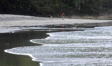 Berlibur ke pantai bukan berarti membiarkan wajah polos tanpa pulasan make up.