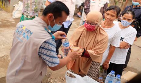 Berlokasi di Kampung Pemulung Gasong, Kota Kasablanka, Jakarta Selatan, YBM PLN bersama CSR PLN menyalurkan 300 paket berbuka kepada warga yang melaksanakan ibadah puasa pada Jumat (23/4). Dihuni oleh mayoritas pemulung, diharapkan dapat membantu warga dalam memenuhi kebutuhan menu berbuka.