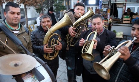 Bermain alat musik tiup tak hanya menyenangkan, tetapi juga bermanfaat untuk kesehatan.