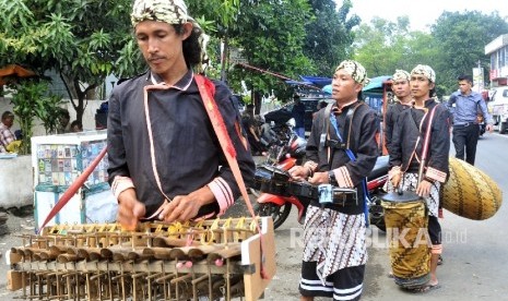 Bermain angklung