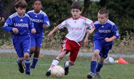 Bermain bola adalah olah raga yang digemari anak-anak, menyundul bola dengan kepala namun tidak disarankan karena berefek pada kerusakan otak.