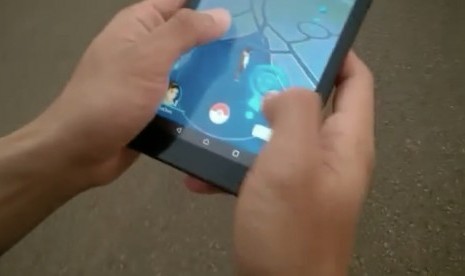 Bermain gim Pokemon Go