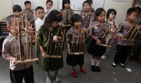 Bermain musik bisa jadi salah satu rangsangan bagi kecerdasan anak.