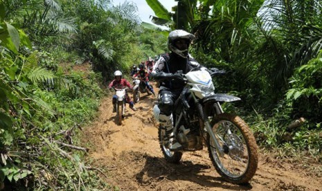 Bermotorcross Gubernur Sumbar tengok daerah terisolir