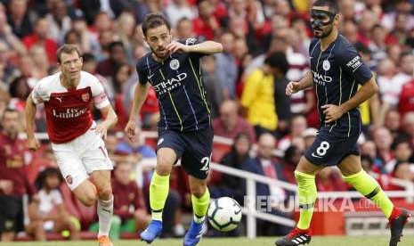 Bernardo Silva menggiring bola pada laga Liga Primer Inggris di Emirates Stadium, London, Ahad (12/8)