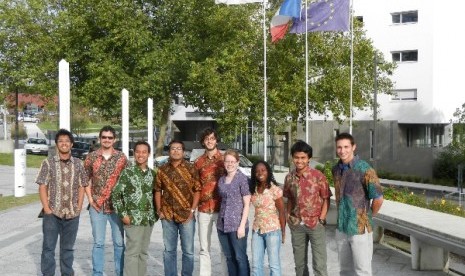 Berpose dengan batik di depan sekolah, telihat bendera Perancis dan EU di latar belakang Kiri-Kanan: Syawalianto Rahmaputro (Indonesia), David Luzuliaga (Ecuador), Hari Sinuhaji (Indonesia), Shamasin Das (India), Thibault Rannou (Perancis), Caitlin Logan (