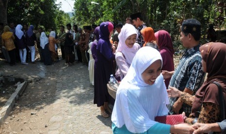 Adab Umat Muslim di Hari Raya Idul Fitri. Bersalaman saling memaafkan di hari Idul Fitri. (ilustrasi)