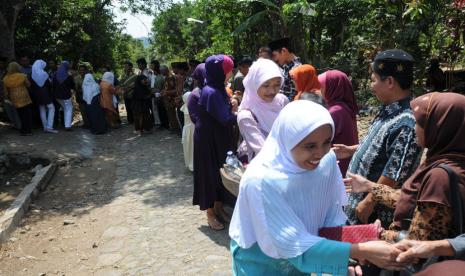 Bersalaman saling memaafkan di hari Idul Fitri.