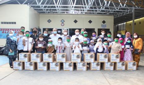 Bersama Ikatan Alumni SMAN 8 Medan, Dompet Dhuafa Waspada salurkan 600 paket sembako untuk yatim, dhuafa dan pengemudi becak, Jumat (7/5).