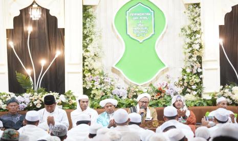 Bersama para Alim Ulama dan Habaib, Gubernur Kalsel, H Sahbirin Noor menghadiri peringatan Isra Mi