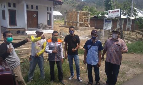 Bersama Relawan Rumah Zakat, tim konsultan Pengawas Pembangunan dan Dinas Ketahanan Pangan Provinsi Nusa tenggara barat meninjau progres pembangunan Lumbung Pangan Masyarakat Saling Sakiki di Desa Berdaya Seloto, kecamatan Taliwang, Rabu (7/10).