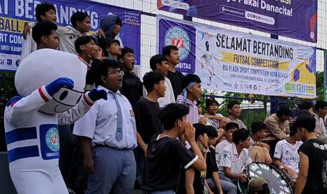 Bersama Sobi (Sobat BSI) yaitu mascot Kampus Digital Kreatif Universitas BSI (Bina Sarana Informatika), para suporter ikut memeriahkan jalannya Sport Competition BSI FLASH 2023 Kota Bekasi.