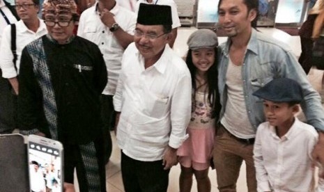 bersama warga di Bandara Husein Sastranegara Bandung, Rabu (25/6).