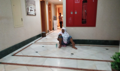 Bersantai. Jamaah asal Bangkalan, Madura, Jawa Timur, nekat duduk-duduk dan membuka baju di depan kamar dan lift hotel tempat mereka menginap, Selasa (9/7), Madinah.