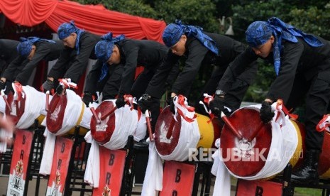 Bersatu Melawan Narkoba. Anggota Brimob Polda Banten menampilkan kesenian Rampak Bedug pada pembukaan Kampung Budaya Expo di Komplek Gelora Bung Karno, Jakarta, Sabtu (13/8).